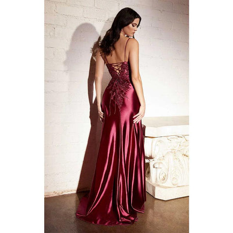 Vestido de fiesta largo negro con tirantes finos, apliques de encaje y abertura lateral