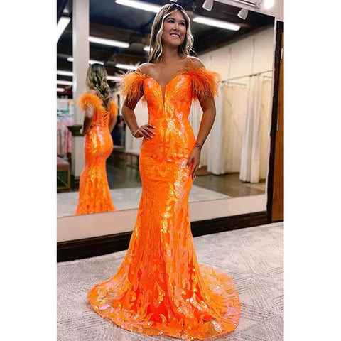 Vestido de fiesta largo estilo sirena con hombros descubiertos, lentejuelas naranjas brillantes y plumas