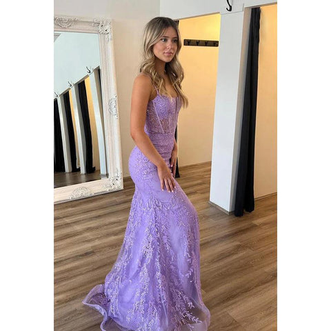 Elegante y lujoso vestido de fiesta con tirantes finos, abertura lateral, sirena, espalda descubierta y apliques