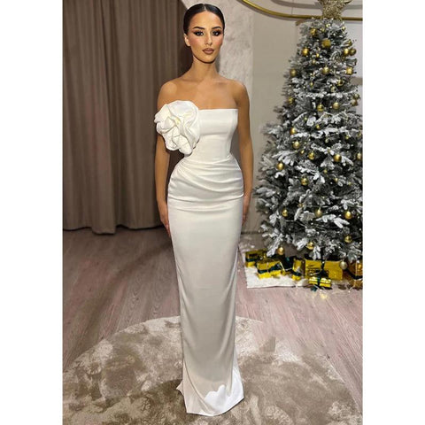 Vestido de noche largo y sencillo con corte tubo/columna, sin tirantes y estampado floral blanco 