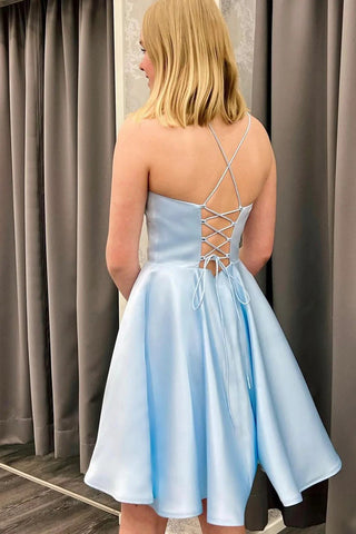 Vestido corto azul sencillo de tirantes finos estilo línea A para baile de bienvenida