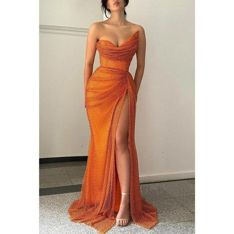 Robe de soirée asymétrique ajustée sans bretelles à plis et fente latérale 