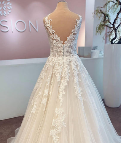 Elegant Long A-line V-neck Tulle Lace Wedding Dress