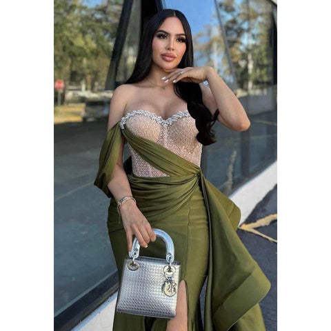 Elegante y lujoso vestido de fiesta de graduación sin mangas con hombros descubiertos y abertura lateral