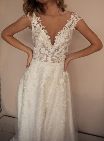 Elegant V-Neck A-Line Sleeveless Wedding Dresses With Lace