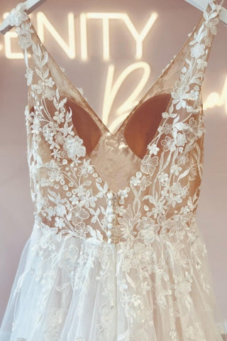 Robes de mariée élégantes en dentelle, sans manches, à col en V et dos nu, coupe trapèze, col en V