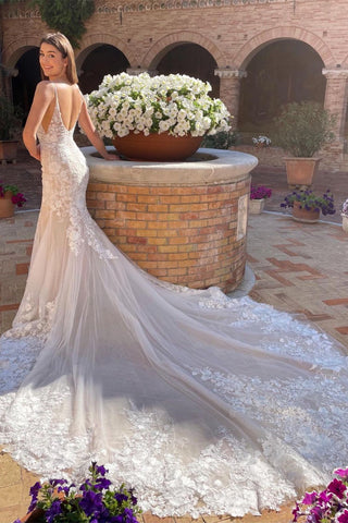 Elegante vestido de novia de sirena sin mangas con escote en V, tirantes finos y encaje.