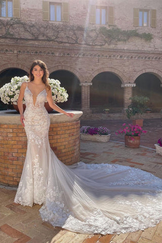 Elegante vestido de novia de sirena sin mangas con escote en V, tirantes finos y encaje.
