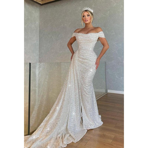 Robe de soirée longue à paillettes froncées, épaules dénudées et fourreau