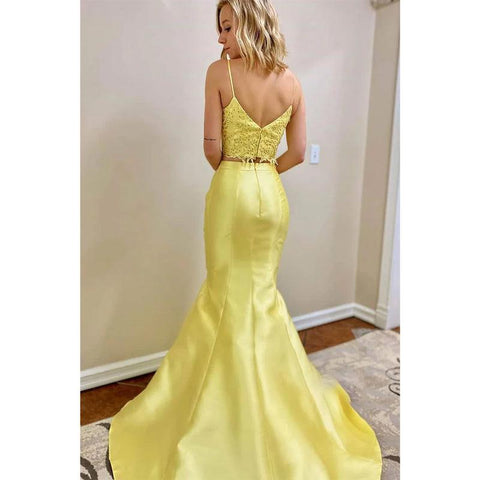 Robe de bal deux pièces en satin jaune à bretelles spaghetti et haut en dentelle 