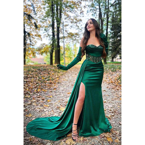 Robe de soirée longue en satin froncé à appliqués et bustier en cœur