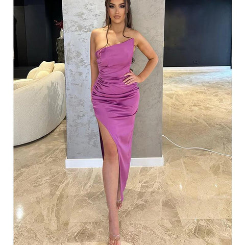 Vestido largo de fiesta formal de satén con pliegues, sin tirantes y corte tubo/columna, con abertura 