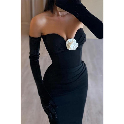 Robe de soirée en satin ajustée, décolleté en cœur, épaules dénudées, froncée 