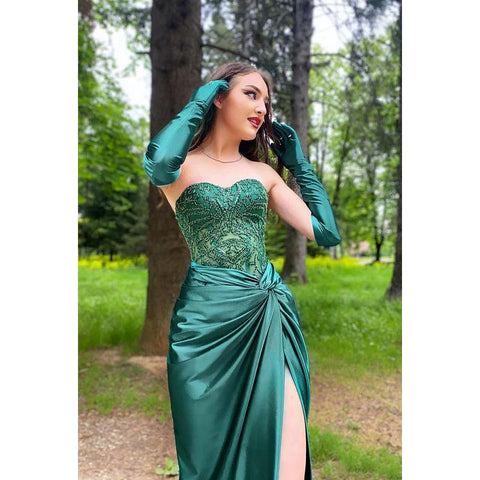 Vestido de noche largo de satén fruncido con cuentas y escote corazón sin tirantes para fiesta de graduación