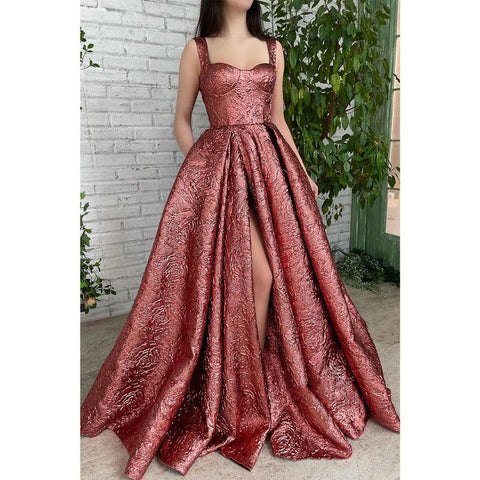 Vestido de fiesta largo con tirantes finos y abertura alta 