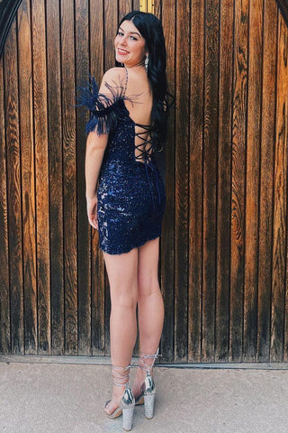 Vestido corto de fiesta estilo vainica con hombros descubiertos, lentejuelas azul galaxia y plumas.