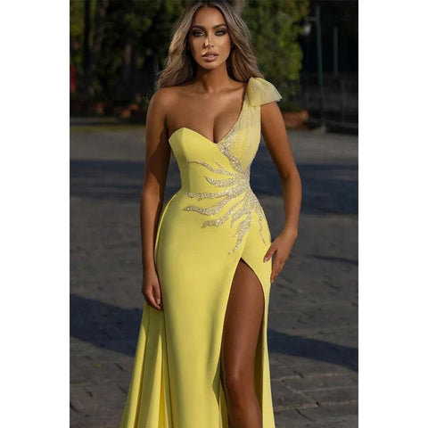 Elegante vestido de fiesta formal sin mangas con hombros descubiertos y lentejuelas
