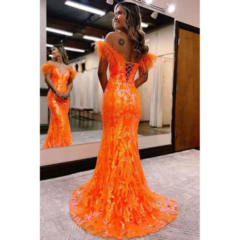 Vestido de fiesta largo estilo sirena con hombros descubiertos, lentejuelas naranjas brillantes y plumas