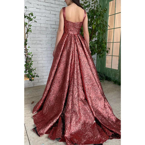 Vestido de fiesta largo con tirantes finos y abertura alta 