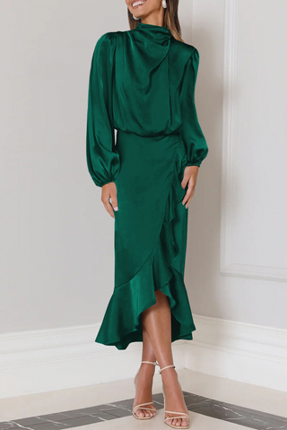 Elegante vestido de noche de cuello alto con volantes y pliegues 