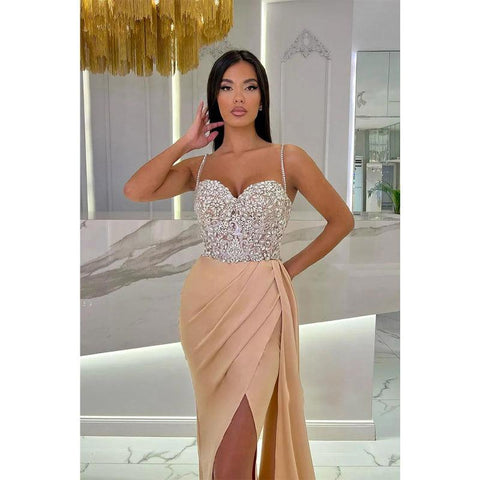 Vestido de noche largo con escote en forma de corazón, tirantes y cuentas