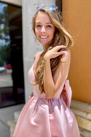 Lindo vestido corto rosa de tirantes finos estilo línea A para baile de bienvenida