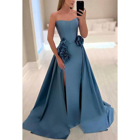 Robe de soirée en satin coupe trapèze, décolleté en cœur, motif floral en relief, avec fente 