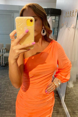 Vestido rojo de corte recto con fruncido y mangas para baile de bienvenida