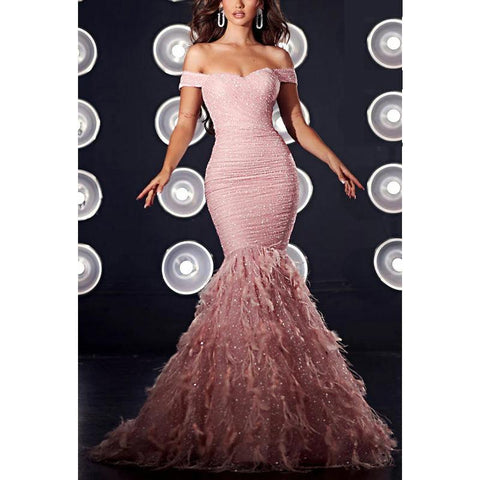 Vestido de noche largo estilo sirena con hombros descubiertos, fruncido, lentejuelas y plumas