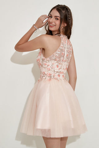 Vestido de fiesta color champán con escote halter y bordado