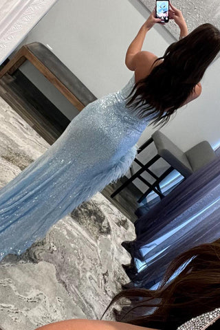 Robe de bal longue bleu clair à sequins et plumes, décolleté en cœur, coupe fourreau.
