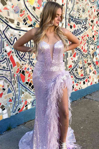 Robe de bal longue bleu clair à sequins et plumes, décolleté en cœur, coupe fourreau.