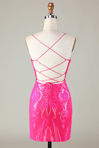 Elegante vestido corto rosa fucsia ajustado de tirantes finos y espalda cruzada, ideal para fiestas de bienvenida.