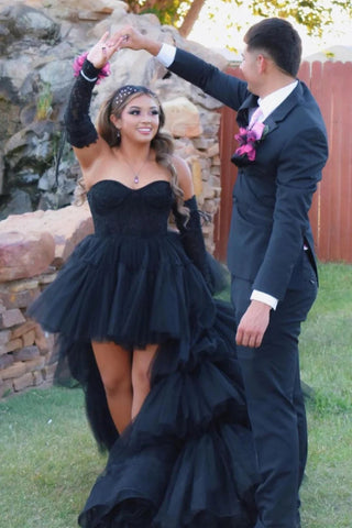 Robe de bal asymétrique trapèze sans bretelles en tulle à volants