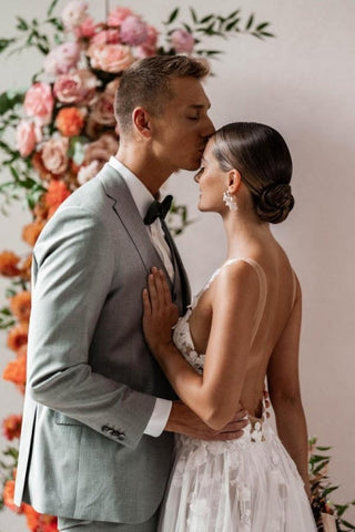 Fabulous A-Line Lace V-neck Sleeveless White Wedding Dress With Appliques