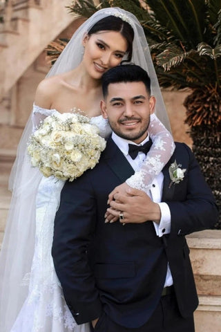 Fabulous Off-the-shoulder Long-Sleeve Mermaid Floor-Length Lace Wedding Dresses with Chapel Train