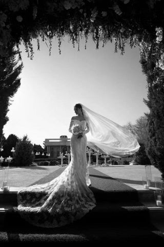 Fabulous Off-the-shoulder Long-Sleeve Mermaid Floor-Length Lace Wedding Dresses with Chapel Train
