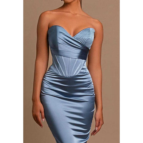 Robe de soirée longue en satin sans bretelles avec décolleté en cœur