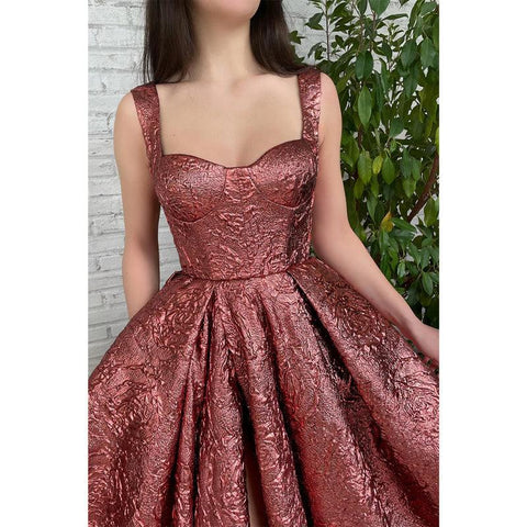 Vestido de fiesta largo con tirantes finos y abertura alta 