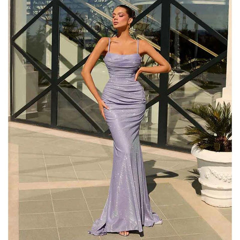 Vestido formal de fiesta brillante con escote sirena y tirantes finos 