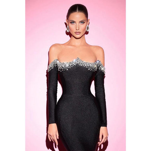 Vestido de fiesta negro con hombros descubiertos, corte sirena y cuentas 