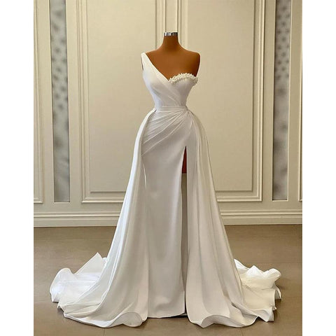 Vestido de fiesta formal de sirena con abertura y cuentas fruncidas, blanco y elegante, de un solo hombro