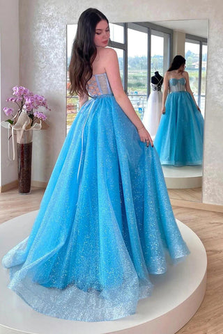 Robe de bal longue bleu clair à sequins, coupe trapèze, bretelles spaghetti et paillettes.