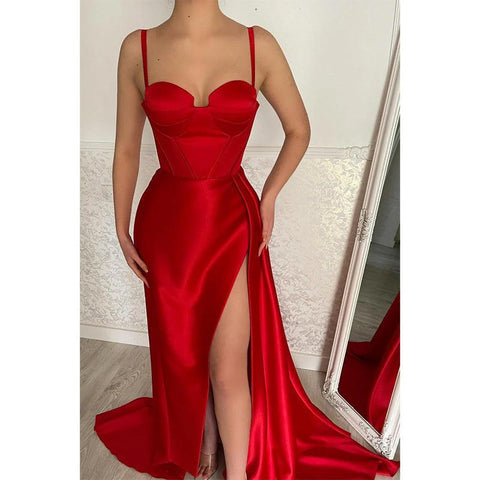 Vestido de fiesta largo rojo con escote en forma de corazón, tirantes finos y abertura lateral