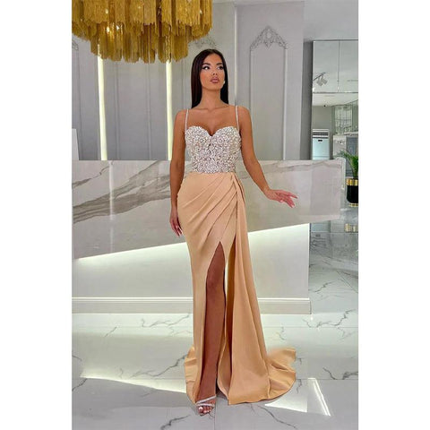 Vestido de noche largo con escote en forma de corazón, tirantes y cuentas