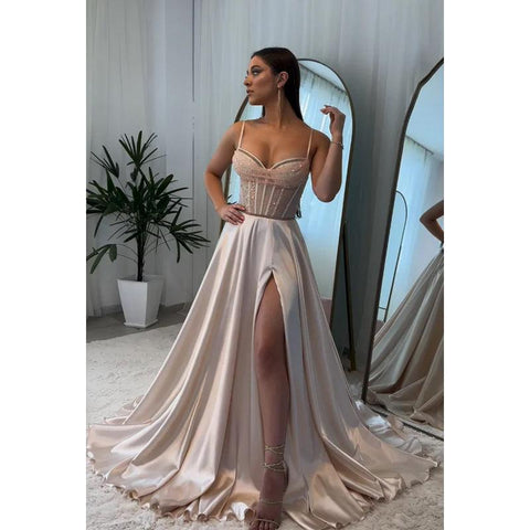 Hermoso y encantador vestido formal de fiesta con abertura y tirantes finos en forma de A