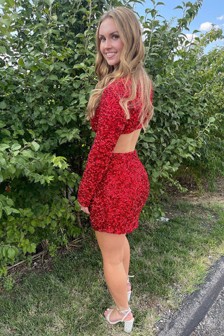 Robe de bal courte à paillettes, fourreau, décolleté en V profond et découpe en forme de goutte, ornée de sequins.