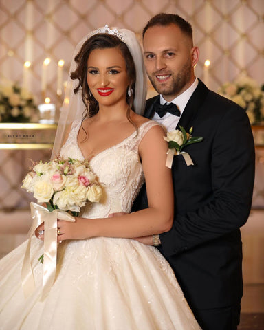 Glamorous Long Ball Gown V-neck Tulle Wedding Dress with Lace Appliques