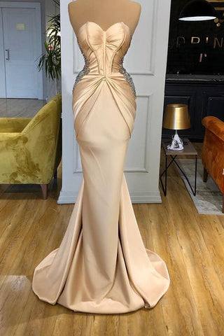 Magnifique robe de bal longue sirène couleur champagne ornée de cristaux et décolleté cœur
