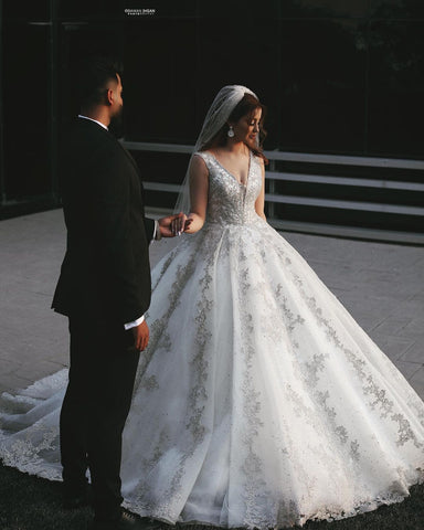 Gorgeous Long Princess V-neck Tulle Lace Appliques Wedding Dress